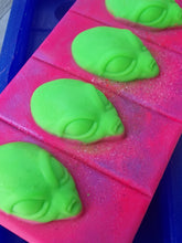 Load image into Gallery viewer, 3D Alien Snap Bar Mould
